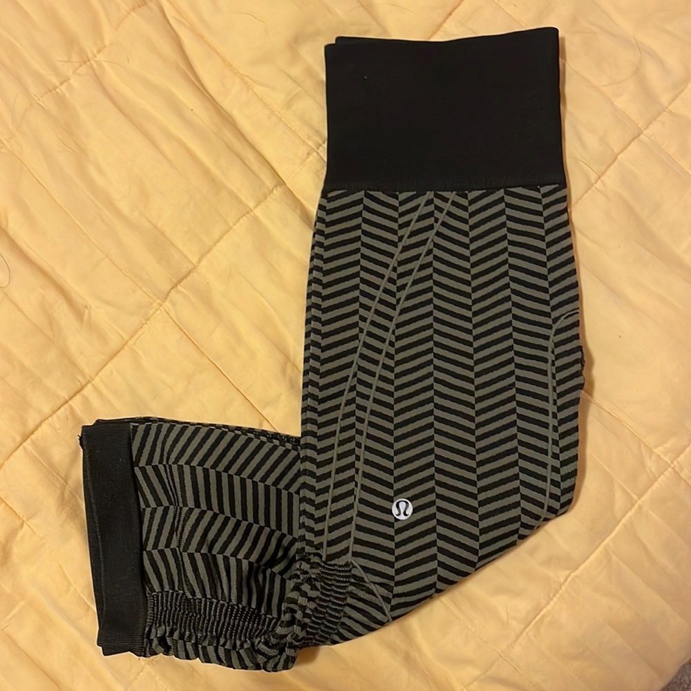 EUC in the flow LuLuLemon crop-tights sz 6